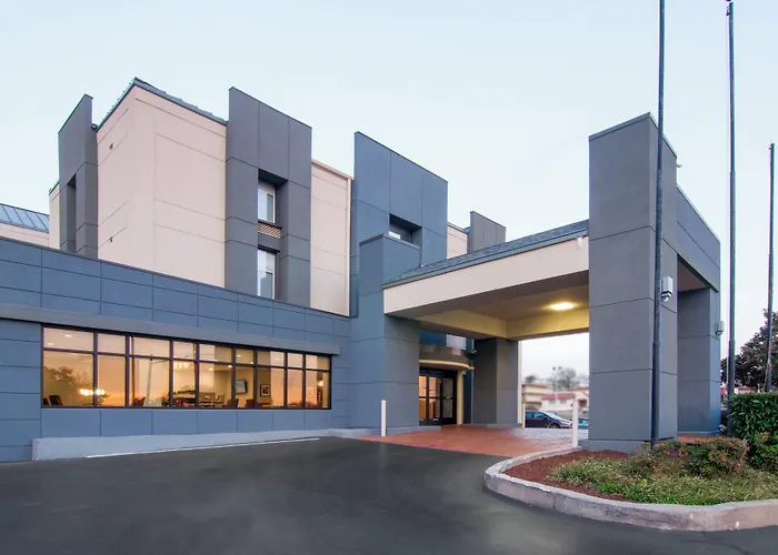 Holiday Inn Express & Suites Nashville-I-40 & I-24